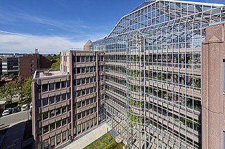Foto vom ZÜBLIN-Haus in Stuttgart, mit Blick von oben zum Haupteingang. 