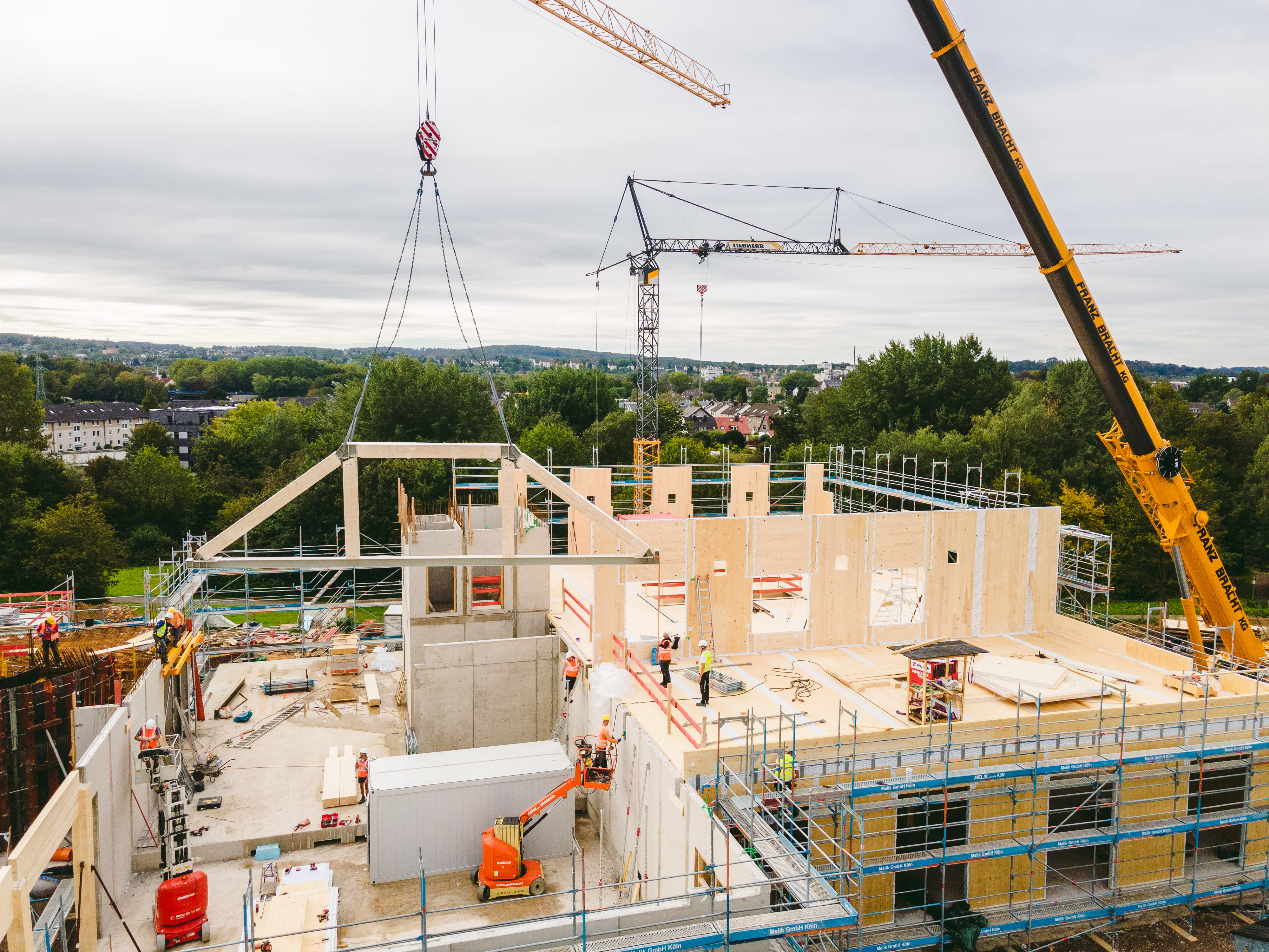 Foto von einer Baustelle auf dem der Campus der Universität Witten-Herdecke entsteht, im alltäglichen Baugeschäft.  