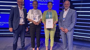 Foto von mehreren schick gekleideten Personen die freundlich schauen.  