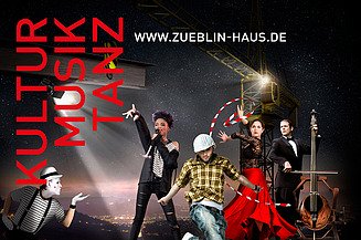 Menschen stehen auf einer Bühne und tanzen und singen
