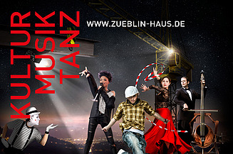 Menschen stehen auf einer Bühne und tanzen und singen