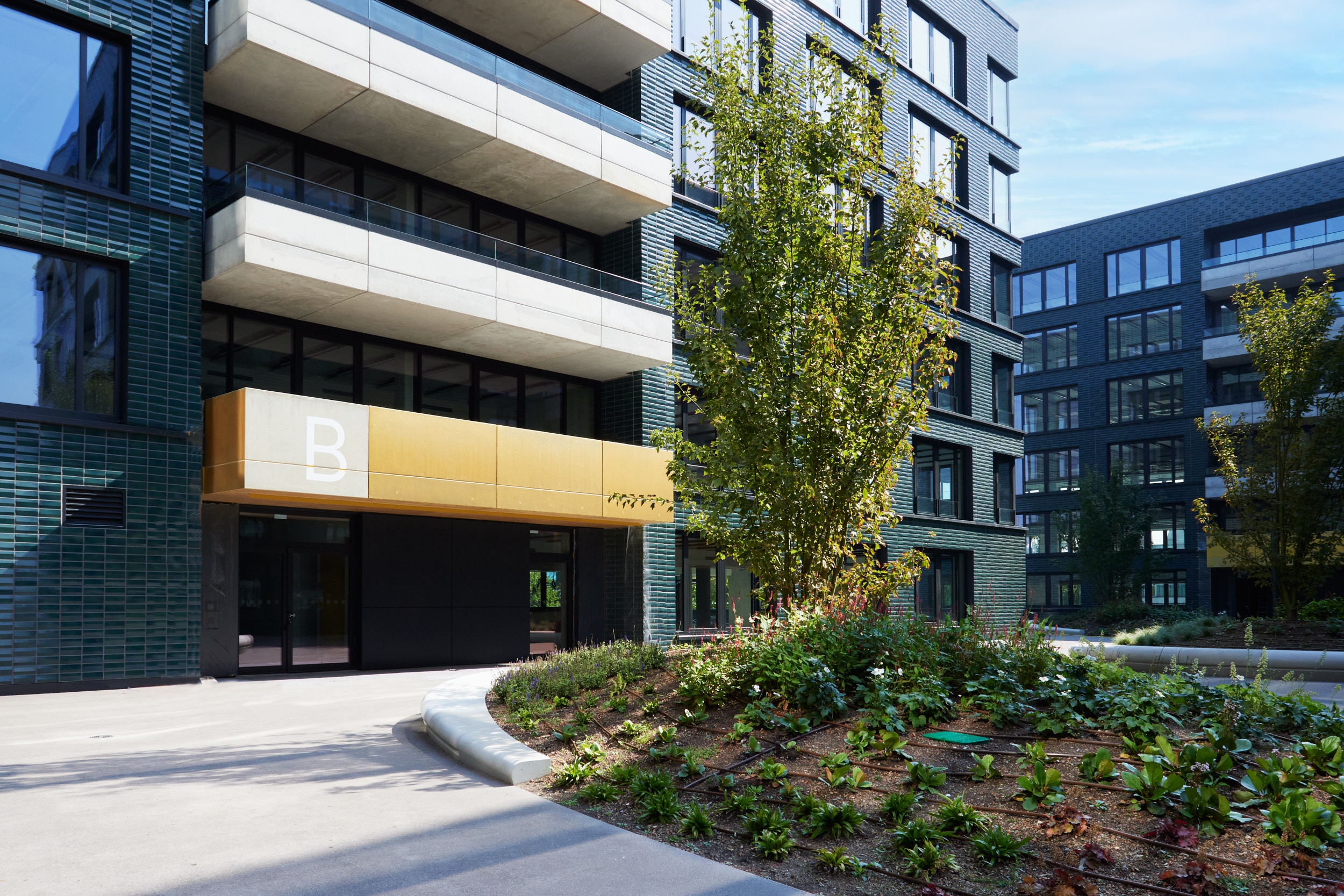 The picture shows a future-oriented office building with green building status. 