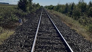 Foto von Bahngleisen bei blauen Himmel