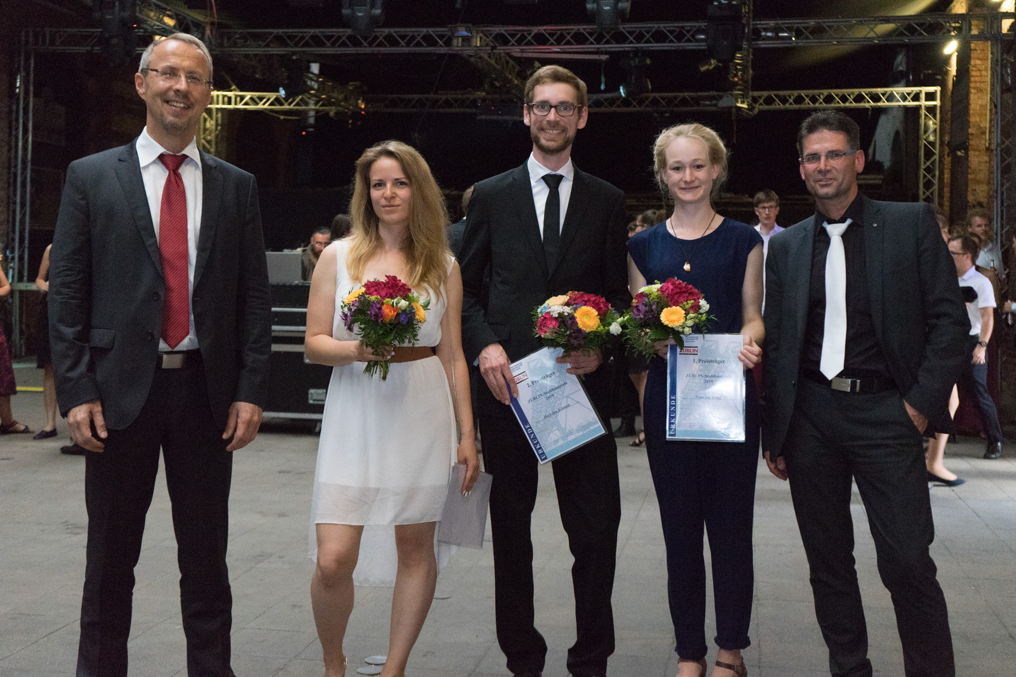 Foto von fünf Personen. Sie schauen glücklich. Drei wurden der Stahlbaupreis 2019 für Nachwuchsingenieurinnen und -ingenieure verliehen.   