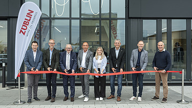 Feierlich wird das Einweihungsband vor der Neue ZÜBLIN Timber Zentrale in Aichach zerschnitten .