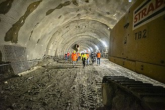 Foto von einer Tunnelröhre in der mehrere Personen durchspazieren