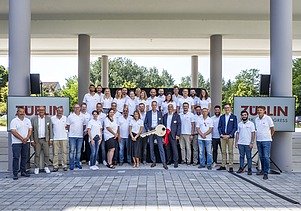 Foto von mehreren Personen zur feierlichen Schlüsselübergabe für hochmodernen Bürogebäude in Nürnberg. 