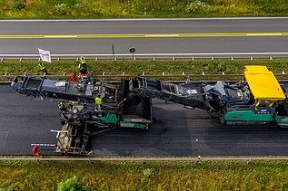 Foto zweier Asphaltbaumaschinen von oben gesehen