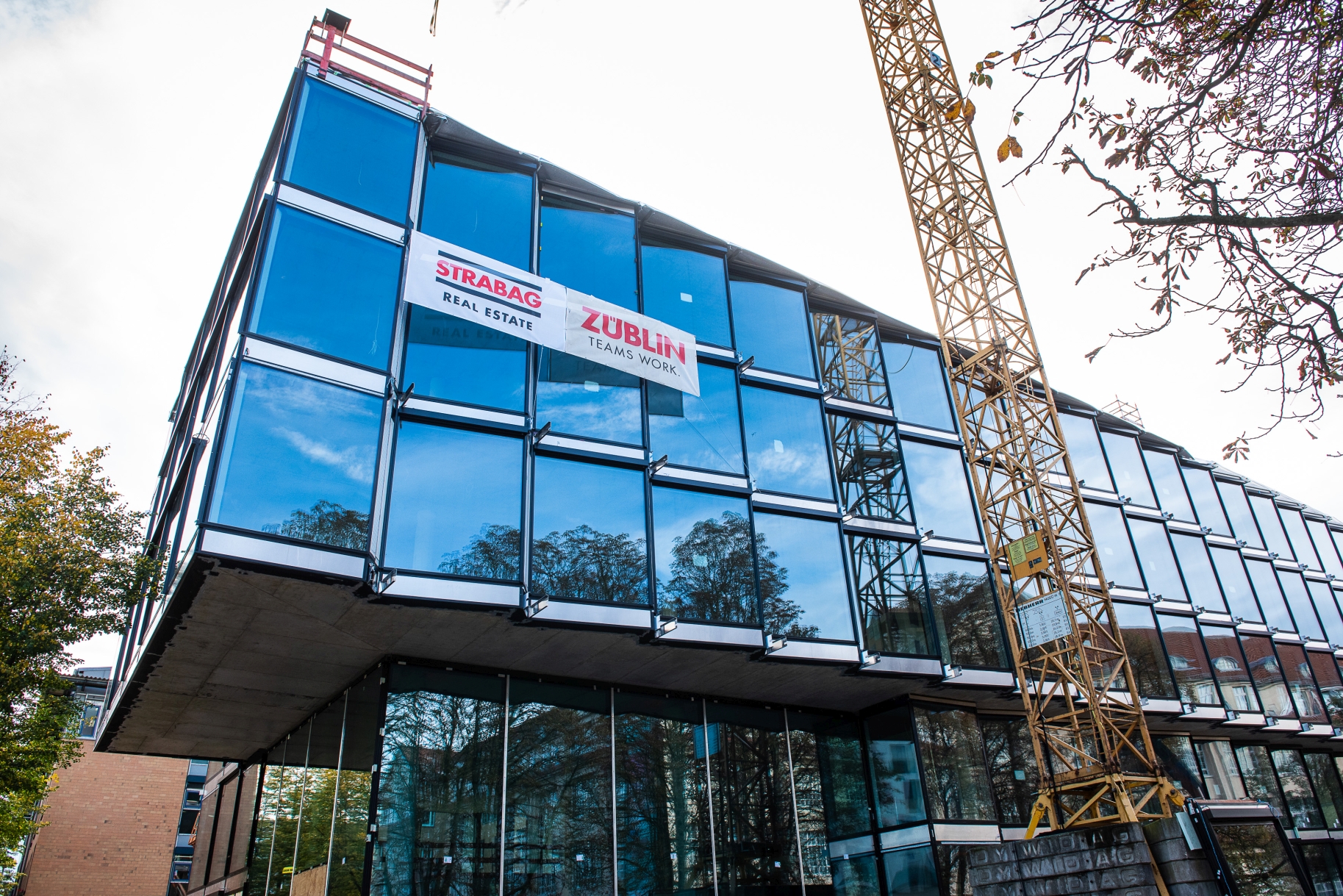 Foto von einem glasigen Bürogebäude. 