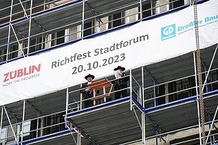 Foto von einer Rede auf einem Gerüst. 