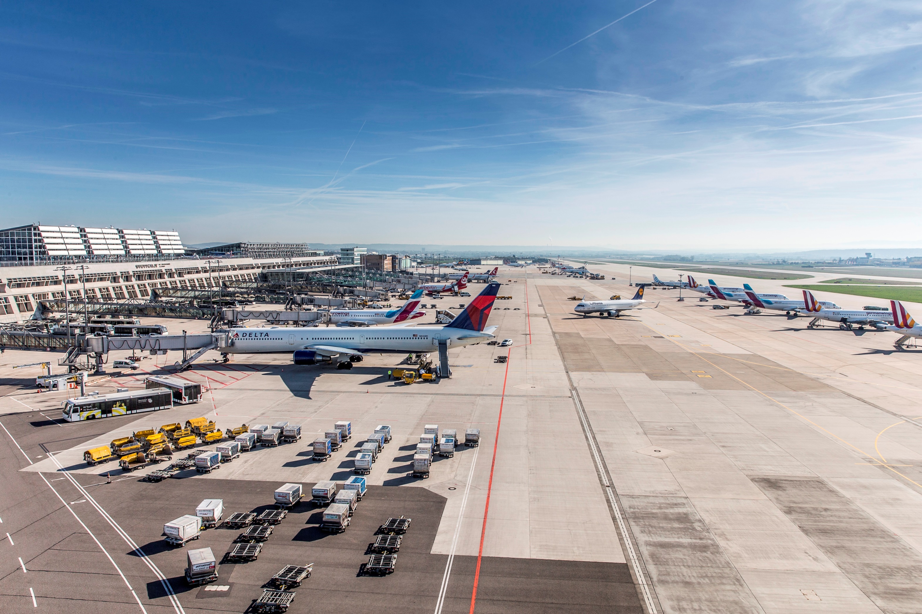 Foto eines Flughafens mit einigen, parkenden Flugzeugen