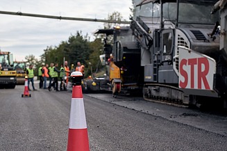 Foto von einer selbstfahrenden Absperr-Pylone mit einem Absperrhut darauf