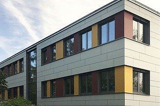 Foto von einer Schule von außen.