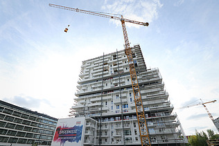Foto vom Taborama Hochhaus, davor steht ein Kran