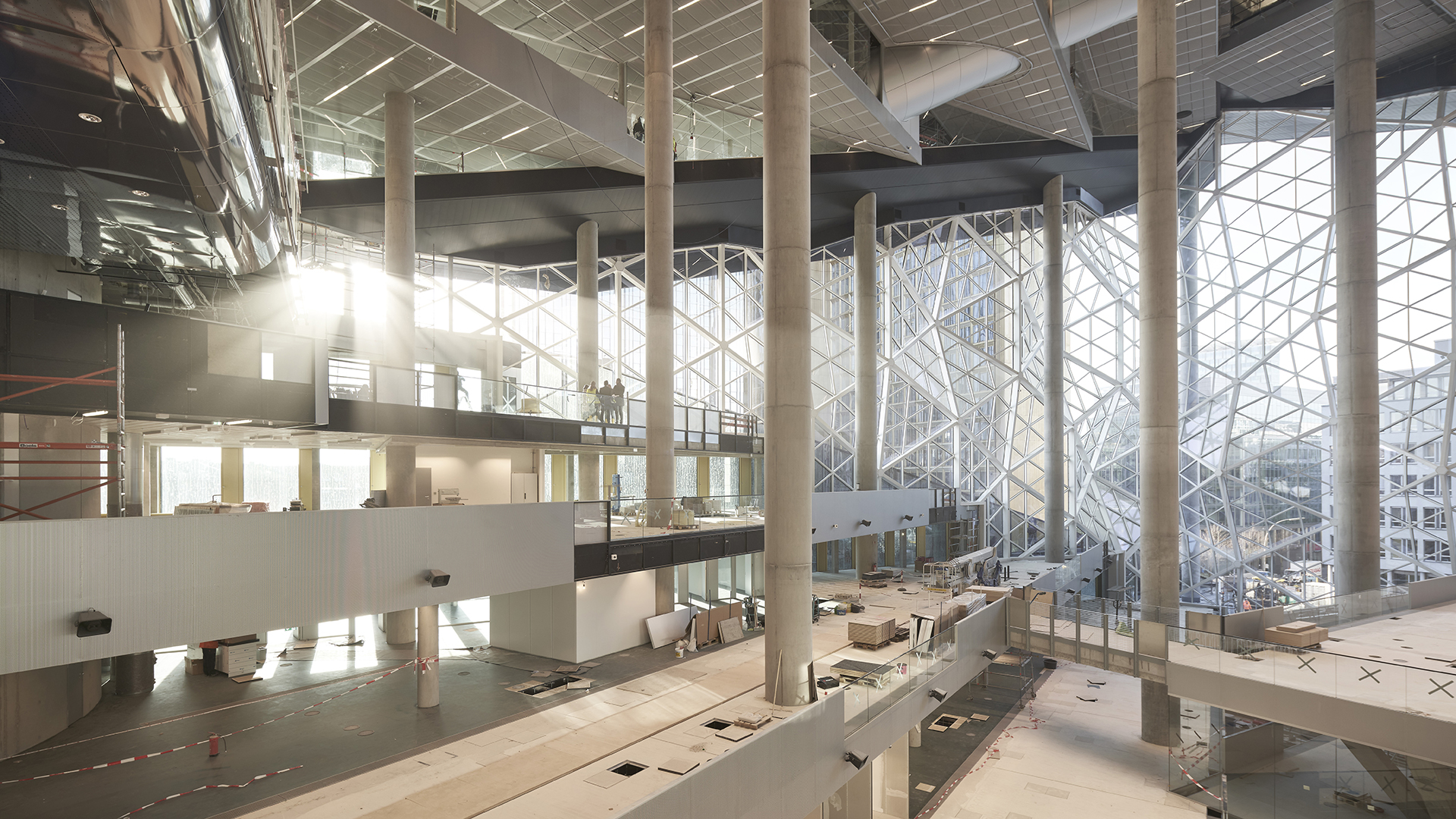  Foto von der Innenansicht Axel-Springer-Neubau. Es ist ein großer Raum mit vielen Fenstern.   