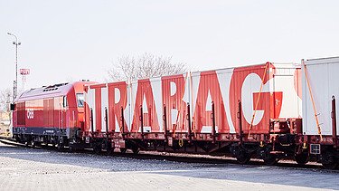 Foto zeigt einen Eisenbahnwaggon mit aufgeladenen STRABAG Container