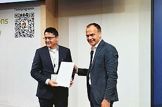 Foto bei der Verleihung des Sonderpreises des Wettbewerbs „Auf IT gebaut“.  