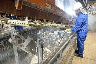 Foto von der Fertigstellung von Stahlelemente für eine Brücke.   