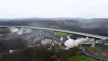 Foto von der Sprengung der A 45-Talbrücke in Rinsdorf