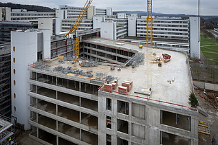 Foto vom Bau der Universität Bielefeld.  