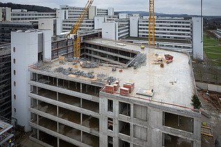 Foto vom Bau der Universität Bielefeld.  