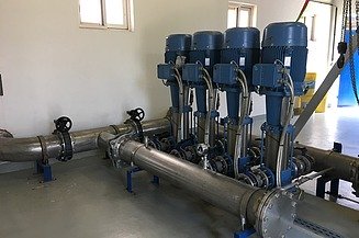 Das Bild zeigt einen Raum mit vier Pumpstationen
