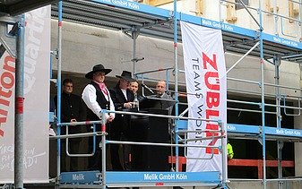 Richtfestkranz wird auf der Baustelle Antoniter Quartier in Köln gehisst. 