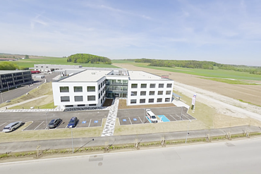 Videoaufmahme von einem weißen Gebäude